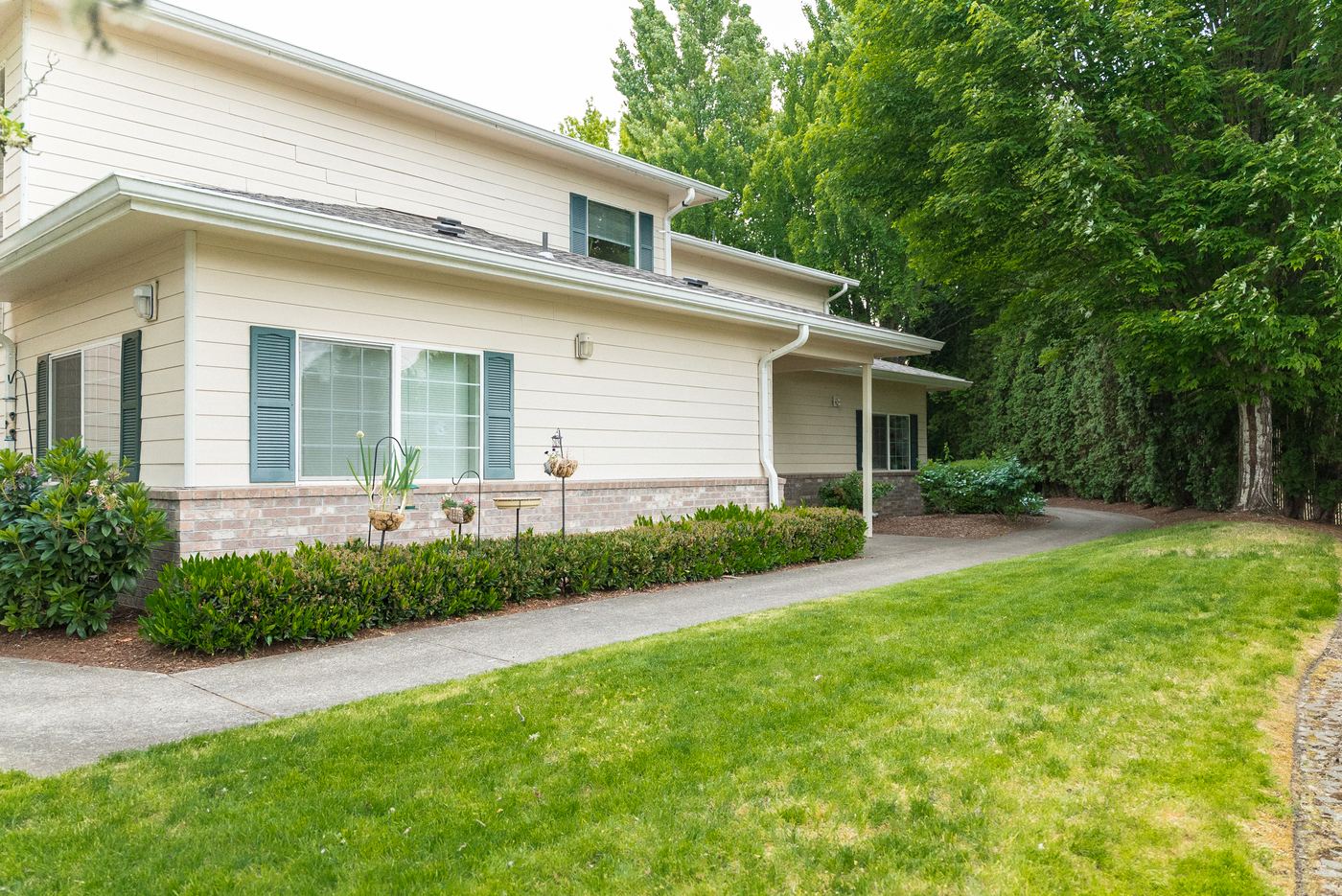 Commercial property lawn and landscape maintenance in Oregon